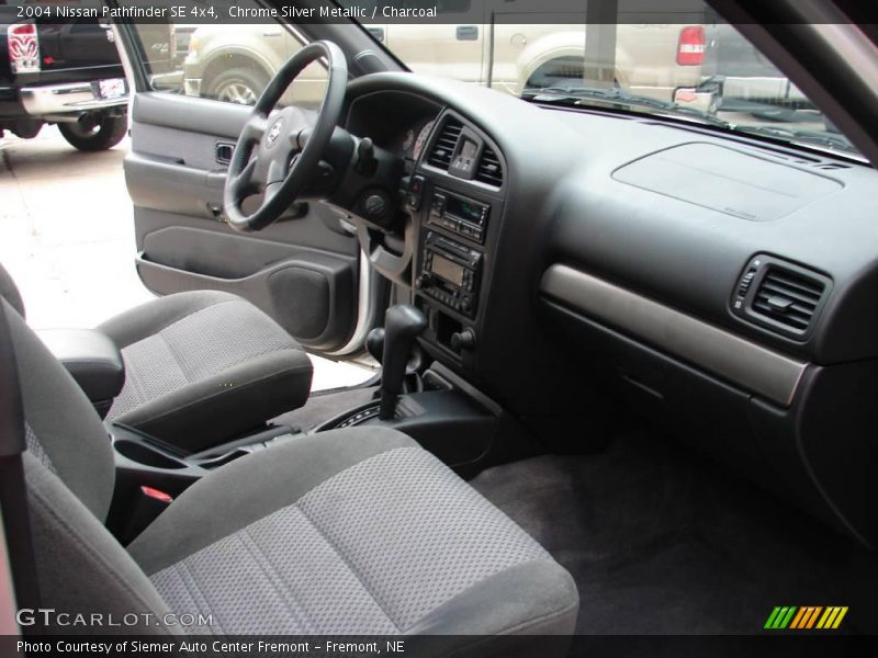 Chrome Silver Metallic / Charcoal 2004 Nissan Pathfinder SE 4x4