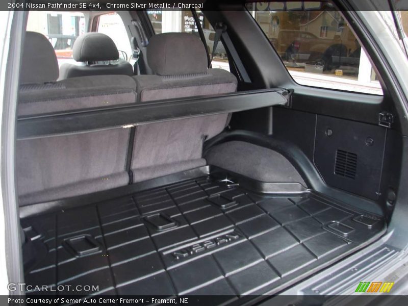Chrome Silver Metallic / Charcoal 2004 Nissan Pathfinder SE 4x4