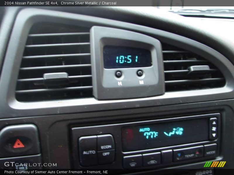 Chrome Silver Metallic / Charcoal 2004 Nissan Pathfinder SE 4x4