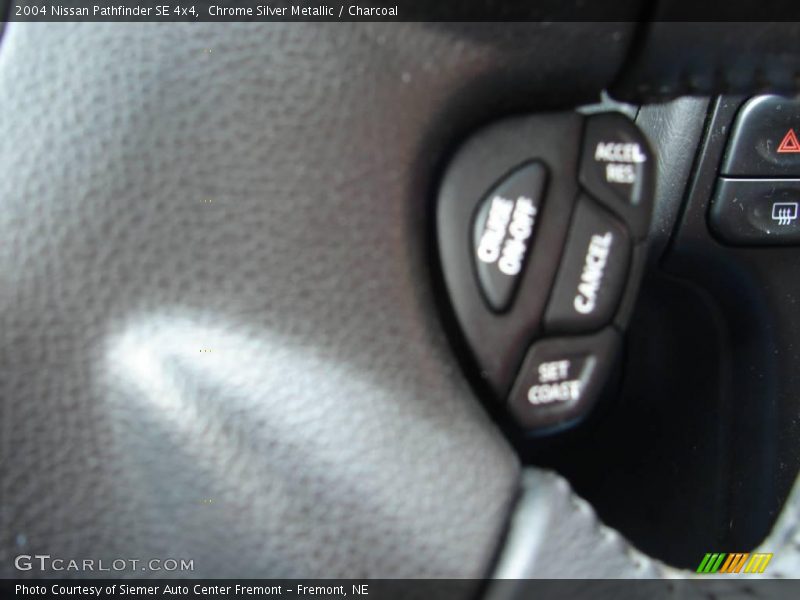 Chrome Silver Metallic / Charcoal 2004 Nissan Pathfinder SE 4x4