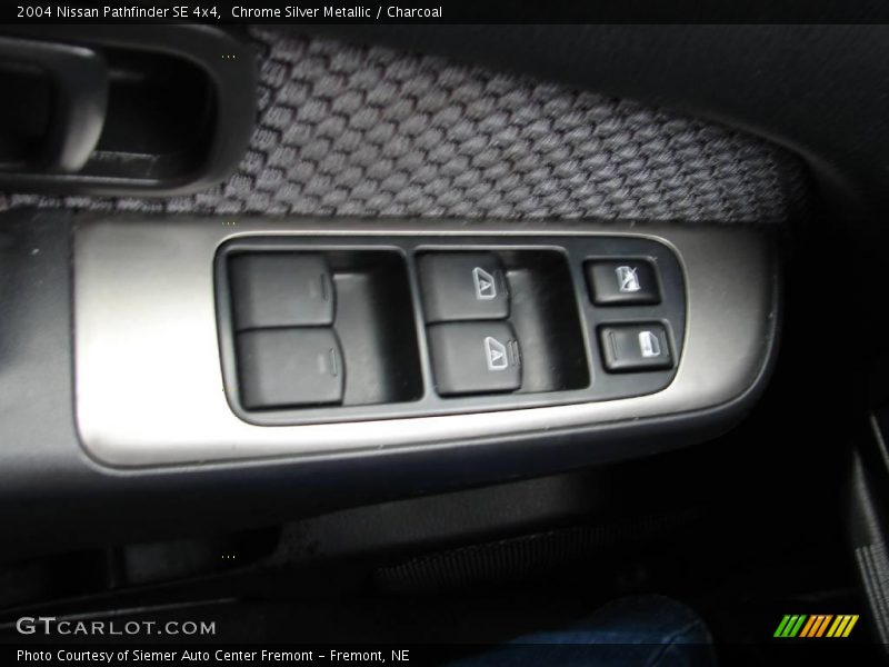 Chrome Silver Metallic / Charcoal 2004 Nissan Pathfinder SE 4x4