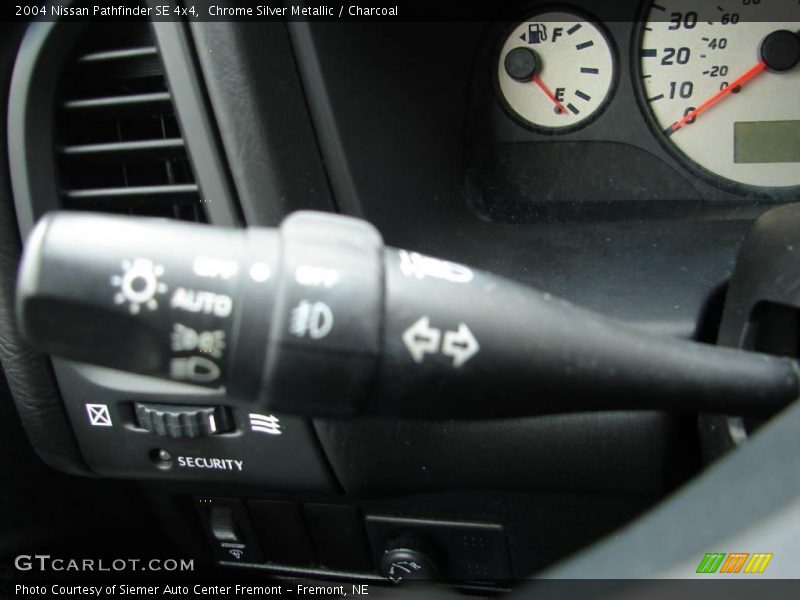 Chrome Silver Metallic / Charcoal 2004 Nissan Pathfinder SE 4x4