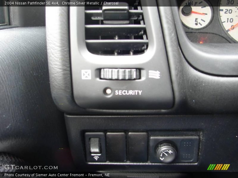 Chrome Silver Metallic / Charcoal 2004 Nissan Pathfinder SE 4x4