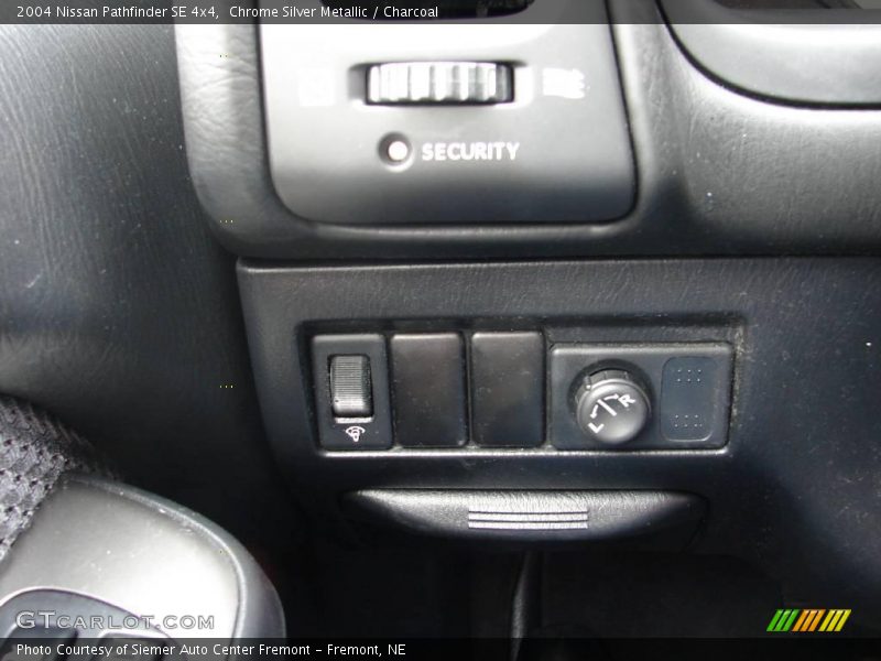 Chrome Silver Metallic / Charcoal 2004 Nissan Pathfinder SE 4x4