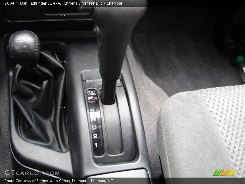 Chrome Silver Metallic / Charcoal 2004 Nissan Pathfinder SE 4x4