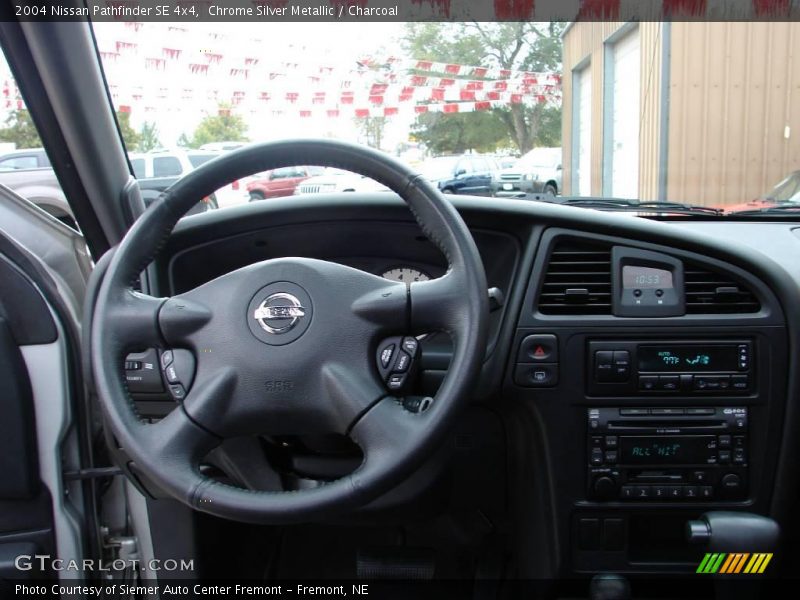 Chrome Silver Metallic / Charcoal 2004 Nissan Pathfinder SE 4x4