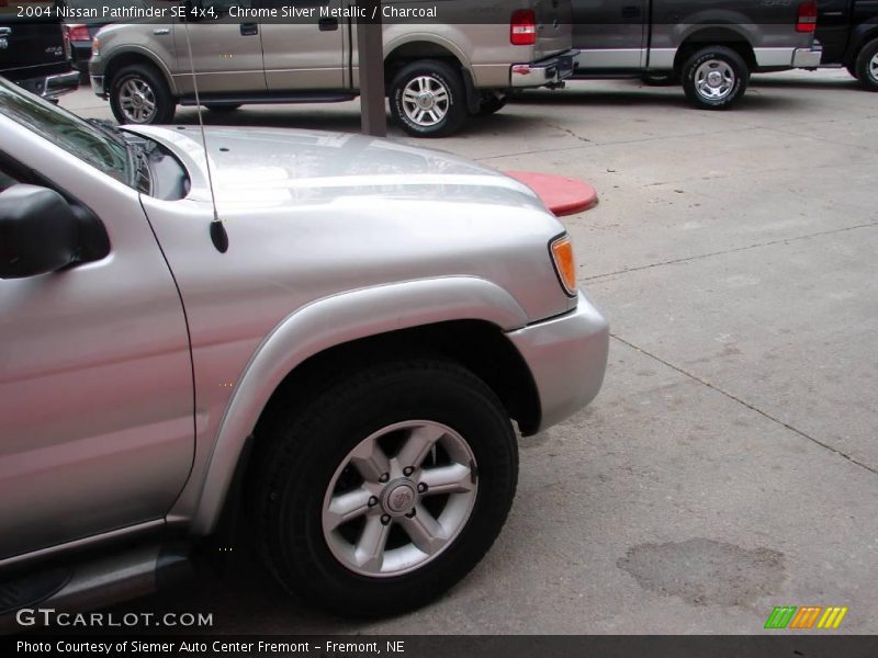 Chrome Silver Metallic / Charcoal 2004 Nissan Pathfinder SE 4x4