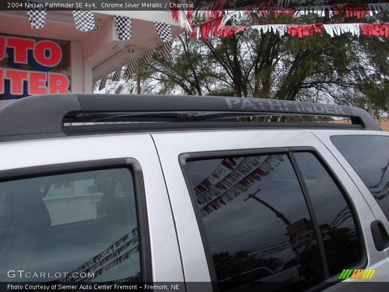 Chrome Silver Metallic / Charcoal 2004 Nissan Pathfinder SE 4x4