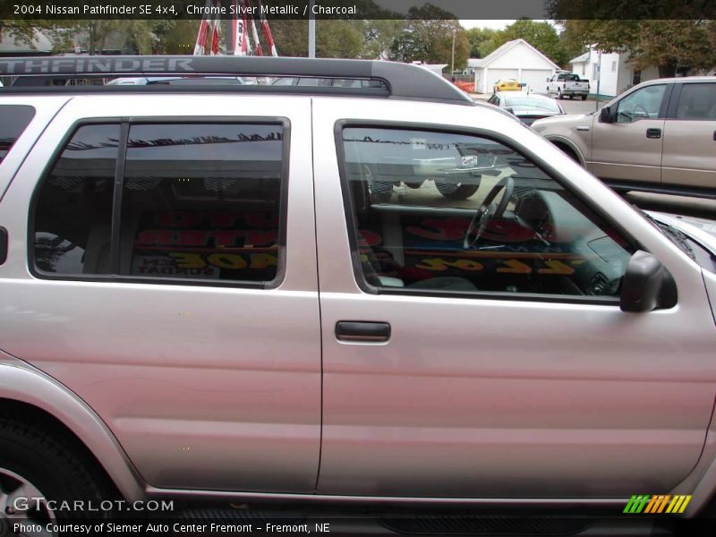 Chrome Silver Metallic / Charcoal 2004 Nissan Pathfinder SE 4x4