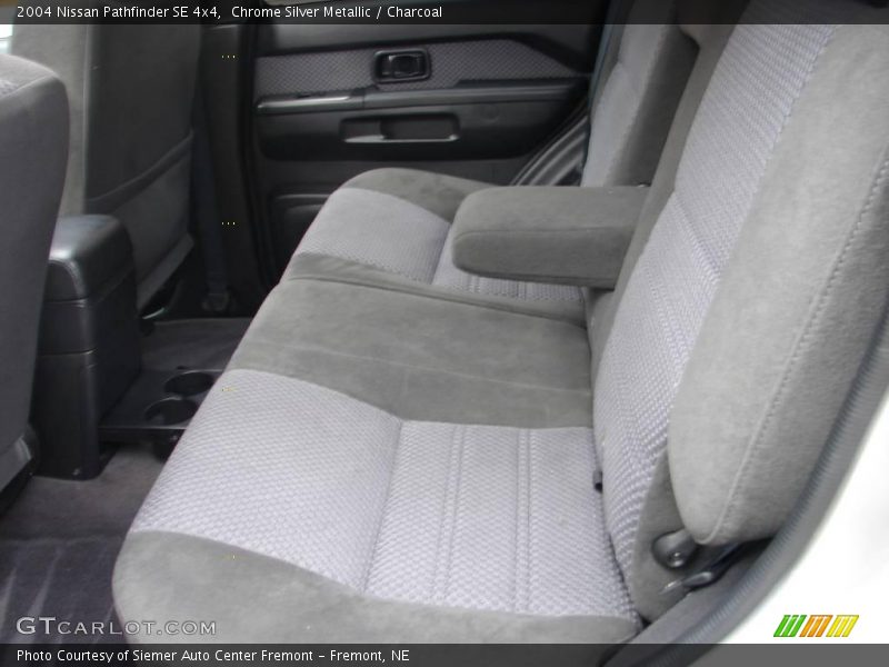 Chrome Silver Metallic / Charcoal 2004 Nissan Pathfinder SE 4x4