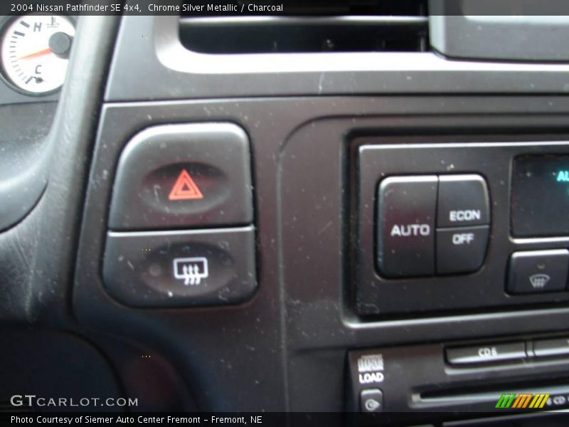 Chrome Silver Metallic / Charcoal 2004 Nissan Pathfinder SE 4x4
