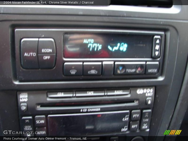 Chrome Silver Metallic / Charcoal 2004 Nissan Pathfinder SE 4x4