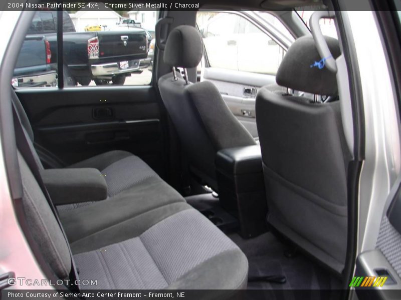 Chrome Silver Metallic / Charcoal 2004 Nissan Pathfinder SE 4x4