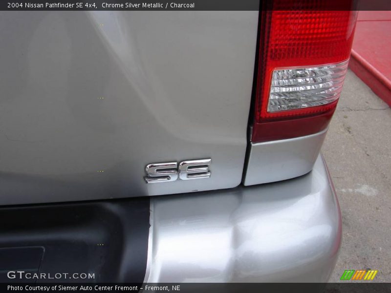 Chrome Silver Metallic / Charcoal 2004 Nissan Pathfinder SE 4x4