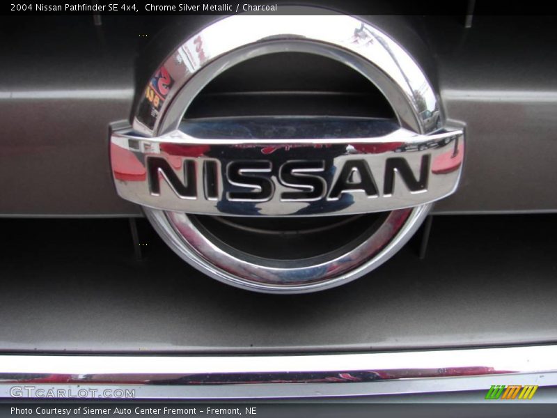 Chrome Silver Metallic / Charcoal 2004 Nissan Pathfinder SE 4x4