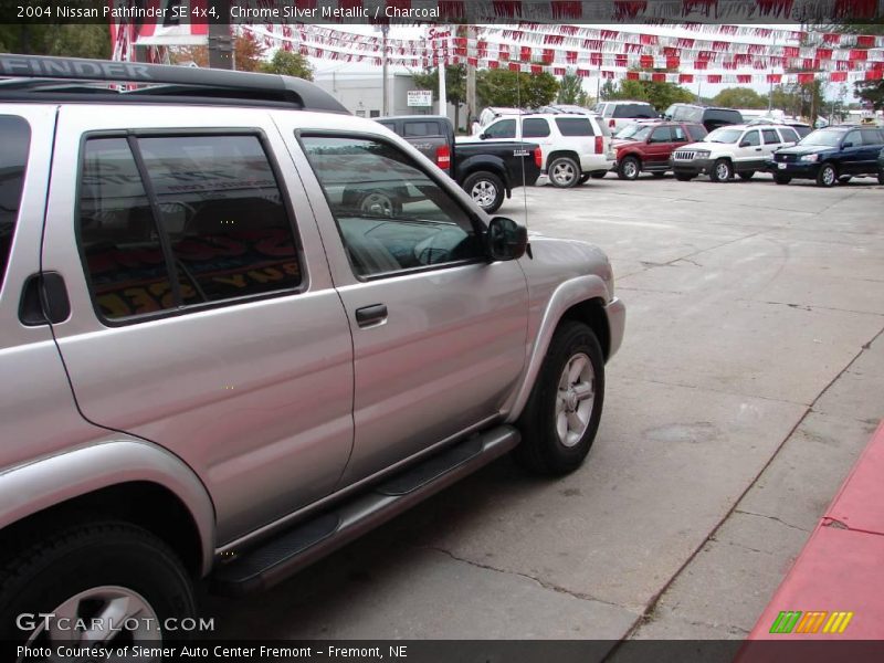 Chrome Silver Metallic / Charcoal 2004 Nissan Pathfinder SE 4x4
