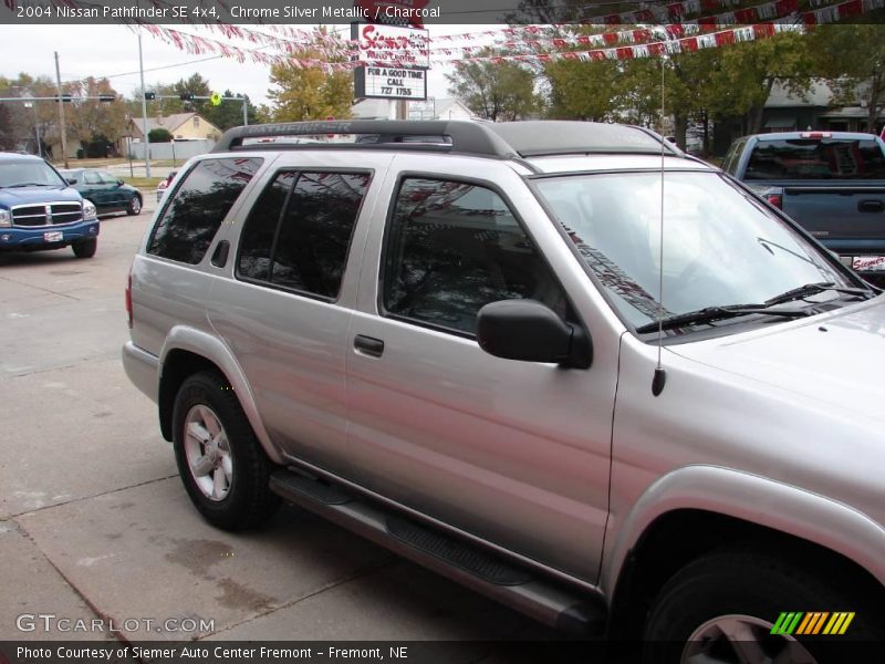 Chrome Silver Metallic / Charcoal 2004 Nissan Pathfinder SE 4x4