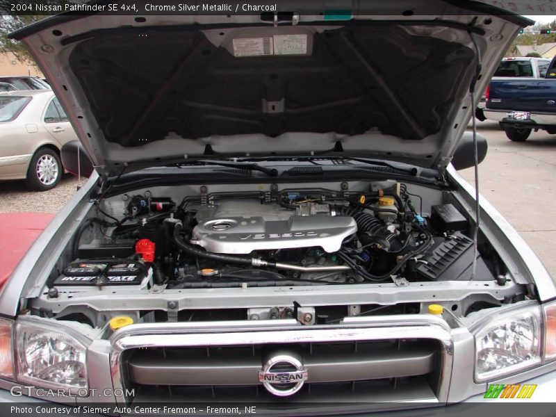 Chrome Silver Metallic / Charcoal 2004 Nissan Pathfinder SE 4x4