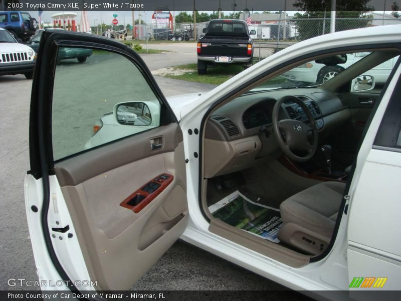 Super White / Taupe 2003 Toyota Camry XLE