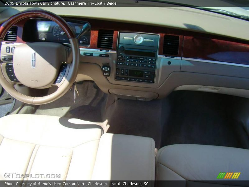 Cashmere Tri-Coat / Beige 2005 Lincoln Town Car Signature