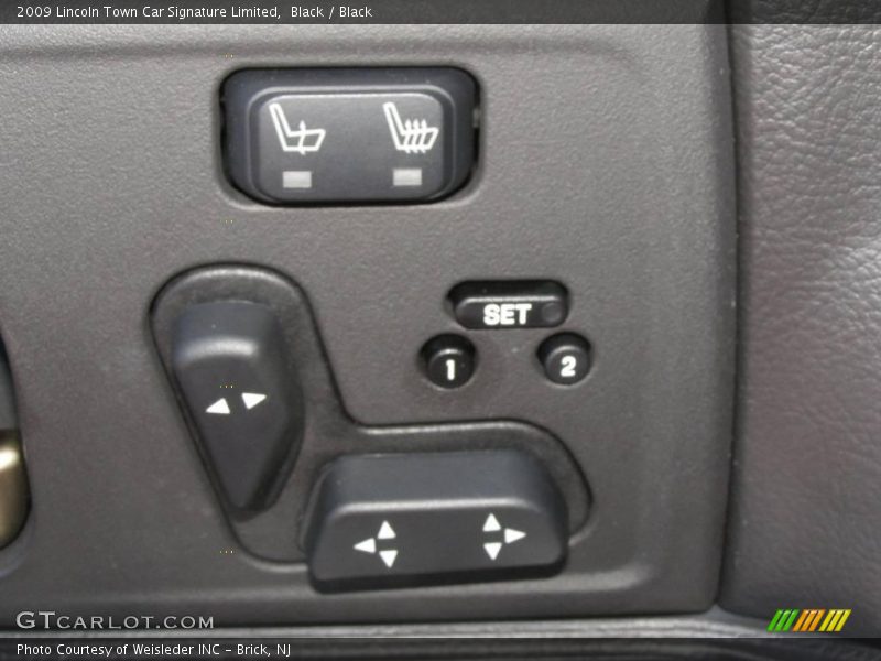 Black / Black 2009 Lincoln Town Car Signature Limited