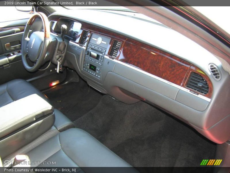 Black / Black 2009 Lincoln Town Car Signature Limited