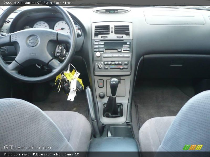 Super Black / Frost 2000 Nissan Maxima SE