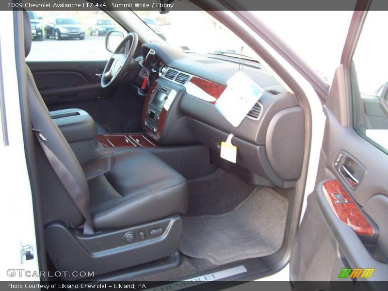 Summit White / Ebony 2009 Chevrolet Avalanche LTZ 4x4
