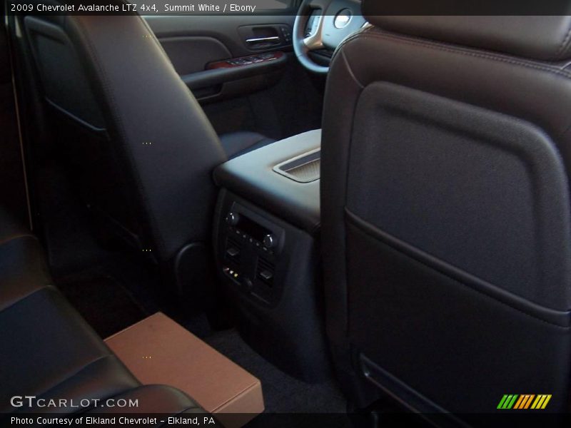 Summit White / Ebony 2009 Chevrolet Avalanche LTZ 4x4