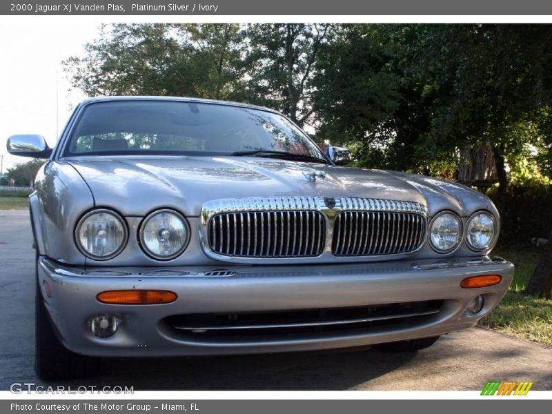 Platinum Silver / Ivory 2000 Jaguar XJ Vanden Plas