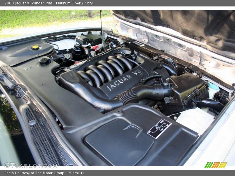 Platinum Silver / Ivory 2000 Jaguar XJ Vanden Plas
