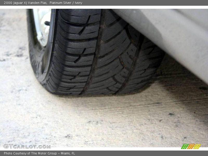 Platinum Silver / Ivory 2000 Jaguar XJ Vanden Plas