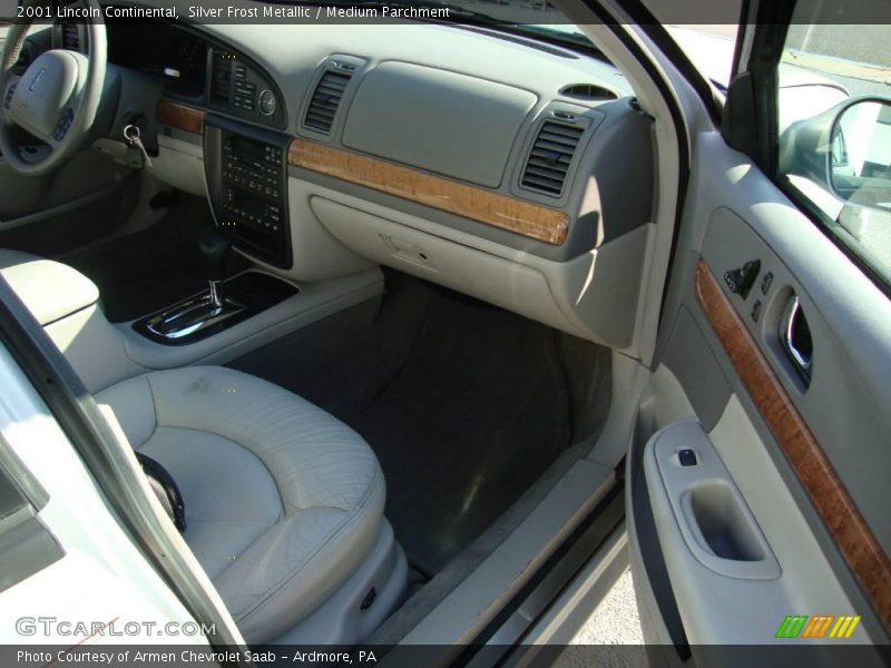 Silver Frost Metallic / Medium Parchment 2001 Lincoln Continental
