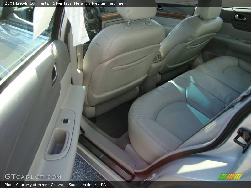 Silver Frost Metallic / Medium Parchment 2001 Lincoln Continental