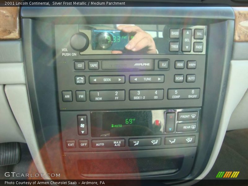 Silver Frost Metallic / Medium Parchment 2001 Lincoln Continental