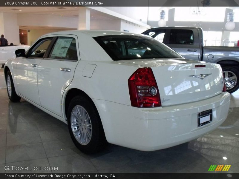 Cool Vanilla White / Dark Slate Gray 2009 Chrysler 300