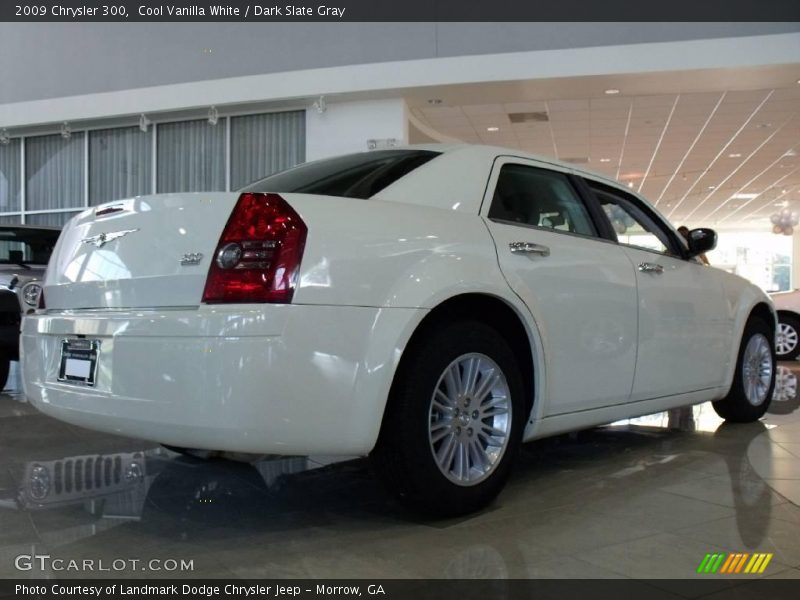 Cool Vanilla White / Dark Slate Gray 2009 Chrysler 300