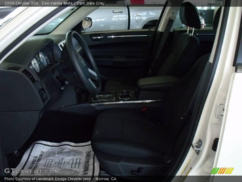 Cool Vanilla White / Dark Slate Gray 2009 Chrysler 300