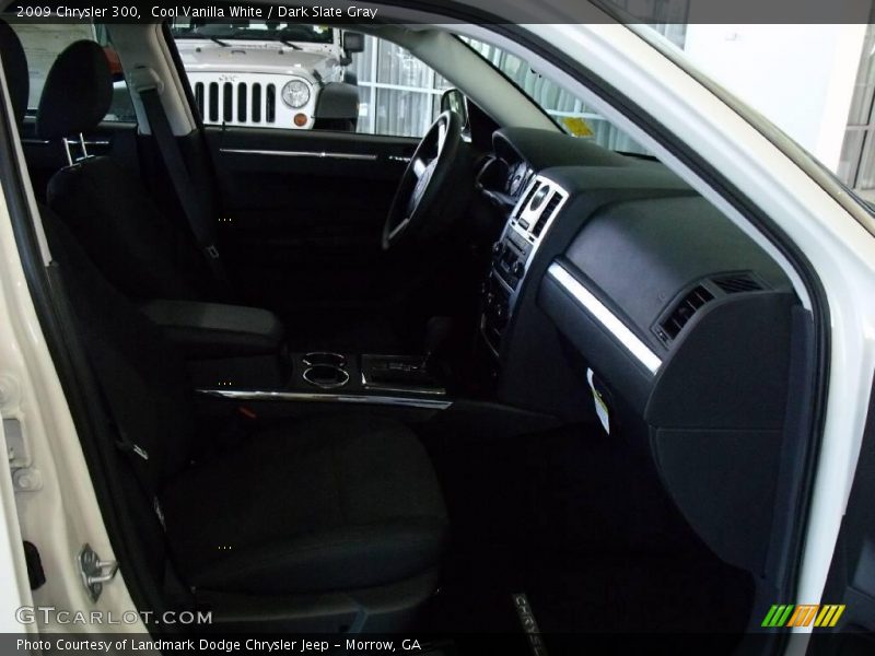 Cool Vanilla White / Dark Slate Gray 2009 Chrysler 300