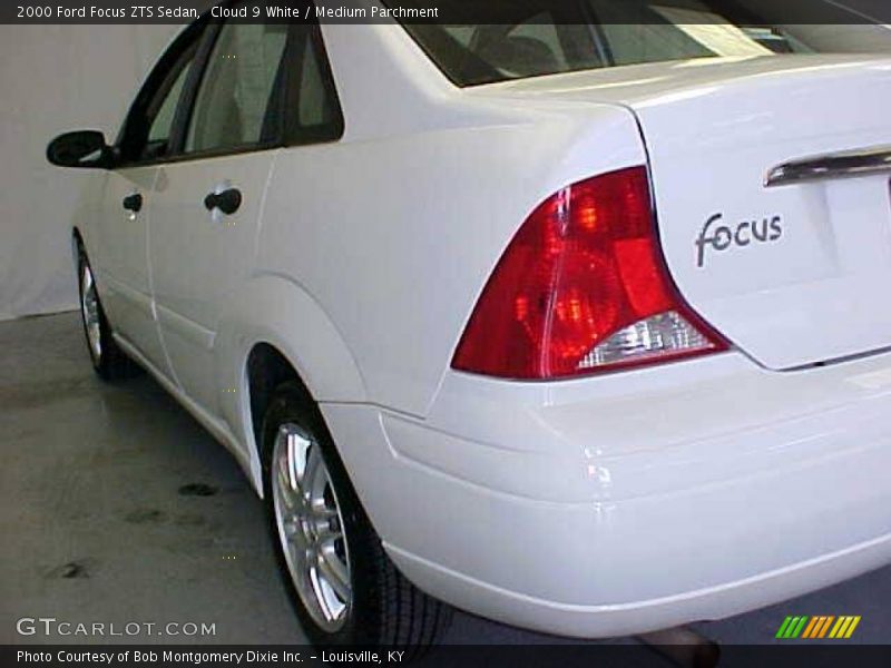 Cloud 9 White / Medium Parchment 2000 Ford Focus ZTS Sedan