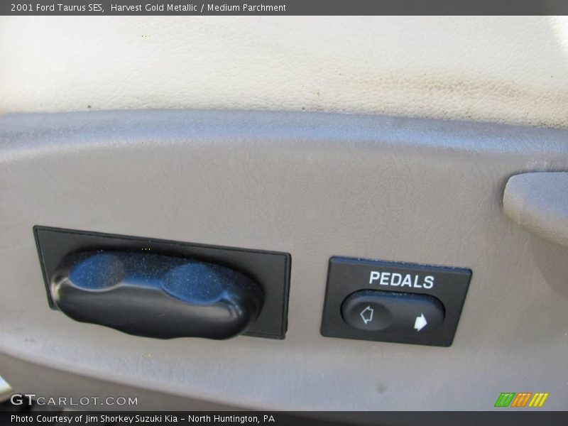 Harvest Gold Metallic / Medium Parchment 2001 Ford Taurus SES