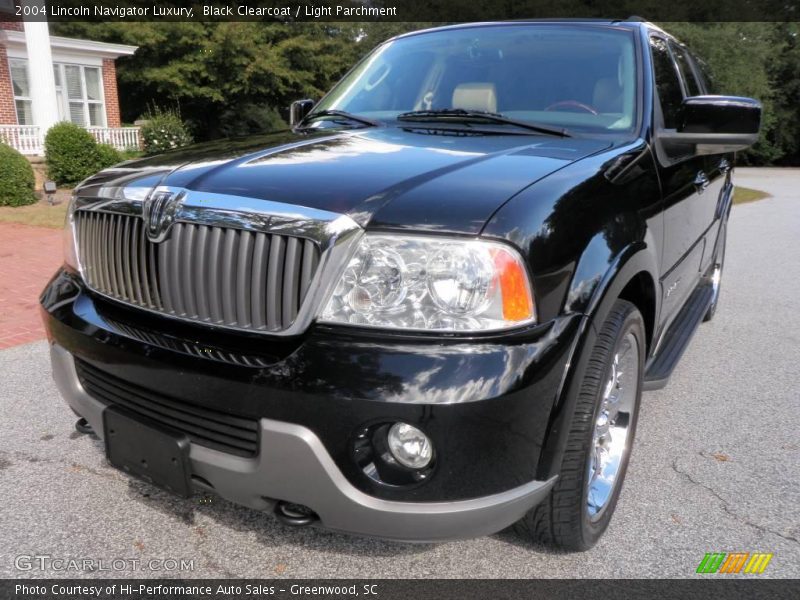 Black Clearcoat / Light Parchment 2004 Lincoln Navigator Luxury