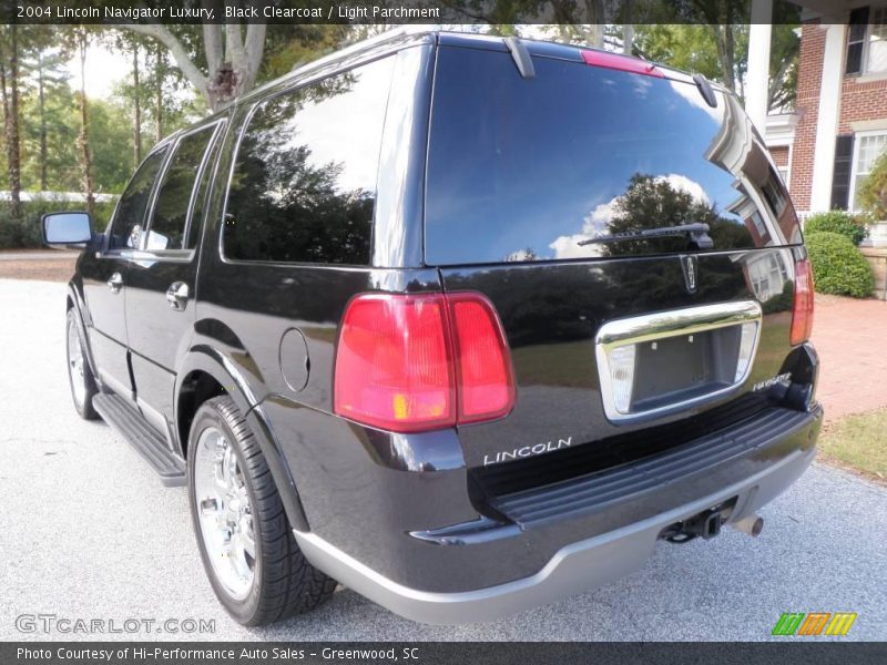 Black Clearcoat / Light Parchment 2004 Lincoln Navigator Luxury