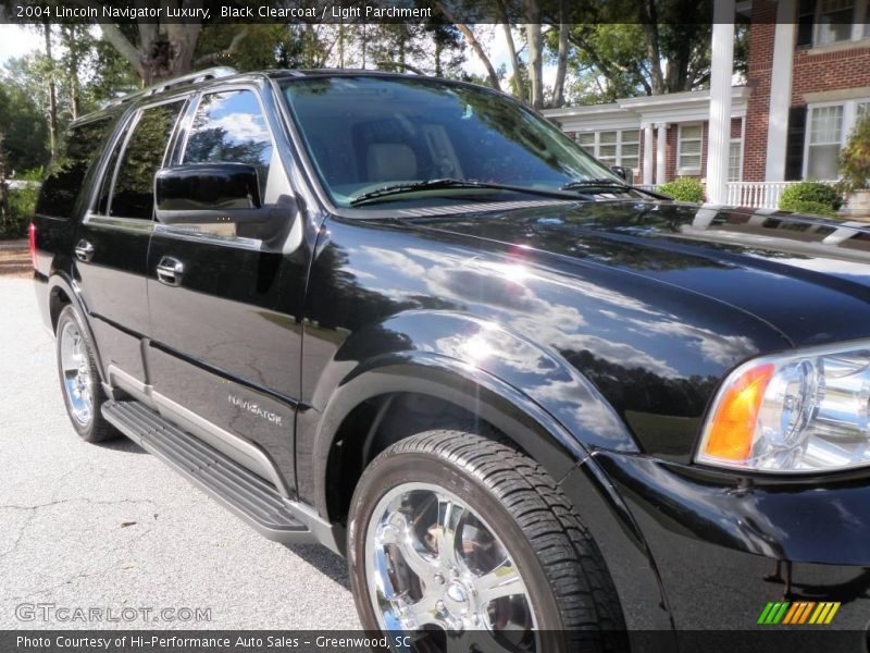 Black Clearcoat / Light Parchment 2004 Lincoln Navigator Luxury