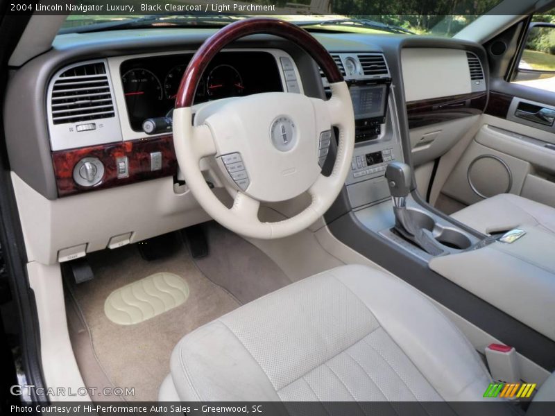 Black Clearcoat / Light Parchment 2004 Lincoln Navigator Luxury