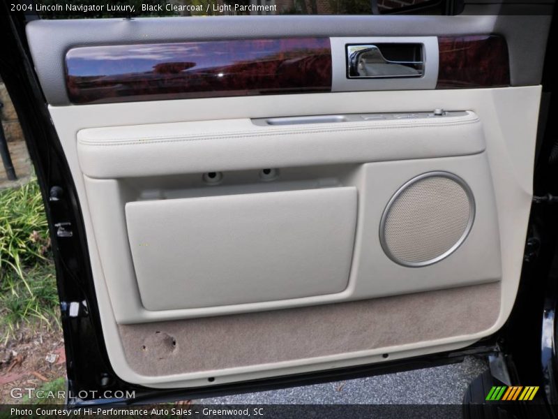 Black Clearcoat / Light Parchment 2004 Lincoln Navigator Luxury