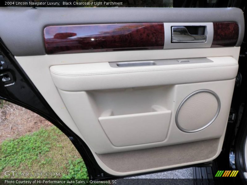 Black Clearcoat / Light Parchment 2004 Lincoln Navigator Luxury