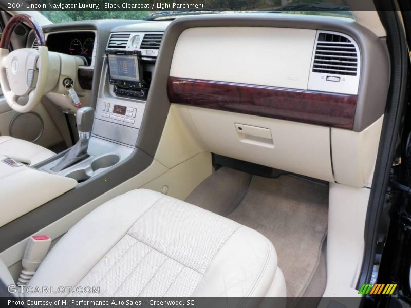 Black Clearcoat / Light Parchment 2004 Lincoln Navigator Luxury