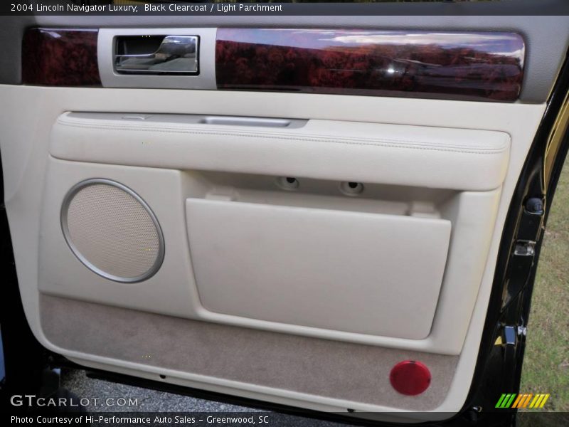 Black Clearcoat / Light Parchment 2004 Lincoln Navigator Luxury