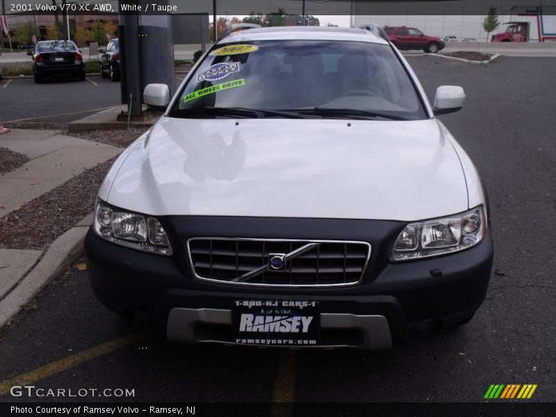 White / Taupe 2001 Volvo V70 XC AWD